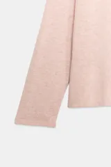 Camiseta de manga larga con cuello redondo, confeccionada en tejido de algodón con textura rústica y corte regular.