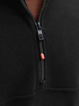 Campera de polar negra con cuello alto y cierre frontal parcial. Presenta el logo de la marca bordado en el pecho y puños con abertura para el pulgar.