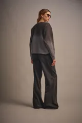 Sweater gris con efecto degradado, tejido de punto grueso y corte holgado.