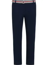 Pantalón chino de corte slim fit, color azul marino, confeccionado en mezcla de algodón y elastano. Presenta cierre de botón y cremallera, cuatro bolsillos y viene con un cinturón a rayas blancas, rojas y azules.