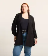 Blazer negro confeccionado en crepé de viscosa, de corte alargado, sin cierre y con mangas fruncidas. Modelo Curve & Plus Size.