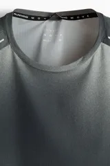 Remera deportiva de manga corta con tecnología DryMove, de corte estándar y cuello redondo, en tono gris con efecto degradado y detalles reflectantes.