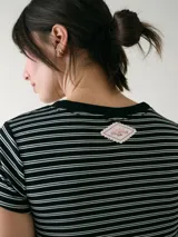Remera de manga corta para dormir confeccionada en algodón, con diseño entallado y patrón de finas rayas horizontales en negro y blanco.