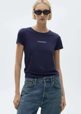 Remera de algodón de corte recto, con cuello redondo, mangas cortas y logo estampado en el pecho.