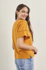 Remera celeste de algodón peinado, con cuello redondo y mangas cortas con detalle de calado.