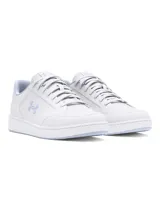 Championes Under Armour de estilo urbano, color blanco con detalles en celeste claro. Presentan una parte superior de cuero sintético, cierre con cordones y suela de goma estable.