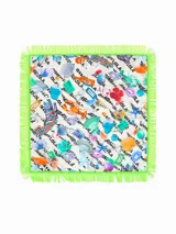 Pañuelo cuadrado con estampado multicolor de motivos playeros y logo de la marca. Tiene flecos de color verde neón en los bordes.