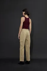 Pantalón cargo color caqui, de corte recto, con pinzas en la cintura, bolsillos laterales tipo cargo con solapa y bolsillos traseros.