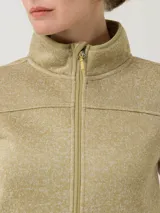 Campera polar color arena con cierre frontal completo, cuello alto y bolsillo con cierre en la manga izquierda.