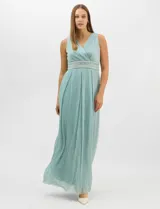 Vestido largo de gasa con hilo metalizado lurex color verde menta, sin mangas, con escote en V cruzado y drapeado, faja con apliques de strass en la cintura alta y falda maxi plisada con volumen liviano.