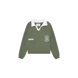 Buzo verde militar de manga larga con cuello polo blanco y cierre frontal en V. Presenta estampados blancos en el pecho que incluyen texto y un emblema circular con estrellas.