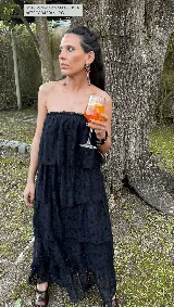 Vestido midi strapless de encaje azul marino, con diseño de volados en capas superpuestas.