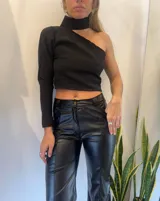 Top negro de un hombro con cuello alto y manga larga.