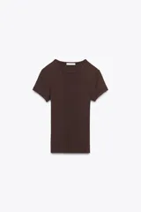 Camiseta de manga corta y cuello redondo, color crema, con tejido acanalado (rib) y corte ajustado (slim fit).