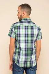 Camisa de manga corta con estampado de cuadros en tonos verdes, azules y blancos. Presenta cuello clásico, cierre frontal con botones y dos bolsillos delanteros con solapa.
