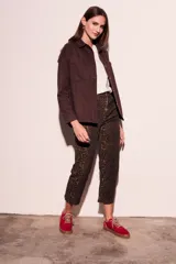 Sobrecamisa marrón de algodón con cuello camisero, cierre con botones a presión, dos bolsillos de parche en el pecho y corte recto.