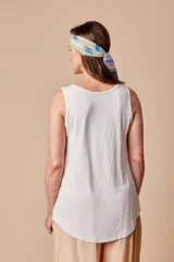 Musculosa de satén color fucsia, con escote en V y diseño holgado sin mangas.