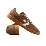 Championes Converse All Star Classic Trainer color marrón con detalles en blanco y suela color caramelo.