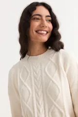 Sweater de punto color bordó con diseño de ochos en el frente y mangas, cuello redondo y puños acanalados.
