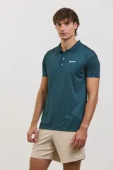 Chomba deportiva de manga corta, color verde oscuro, con cuello polo y cierre frontal de dos botones. Presenta un diseño entallado con tejido técnico transpirable y elástico, ideal para actividades deportivas.
