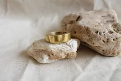 Anillo dorado con forma irregular.