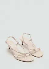 Sandalias de tacón kitten color beige, con tiras delanteras fruncidas y tira ajustable con hebilla en el talón.