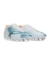 Championes de fútbol Under Armour Shadow Club 4 FG, con diseño en color blanco, detalles en azul petróleo y acentos en naranja. Presentan una parte superior sintética suave, cordones centrales y suela de TPU con tacos cónicos para tracción en césped natural.