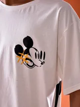 Remera blanca de corte oversized con estampado de Mickey Mouse estilo graffiti en el pecho.