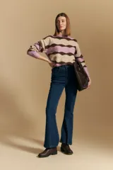 Sweater de tejido tramado con diseño de bloques ondulados en tonos tierra. Presenta cuello redondo, mangas largas y un calce relajado.