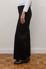 Pantalon de corte recto y tiro alto, confeccionado en un tejido de acabado suave y textura aterciopelada, con costuras verticales decorativas en el frente.