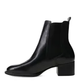 Bota de caña baja tipo Chelsea, confeccionada en cuero negro, con paneles laterales elásticos y taco cuadrado bajo.