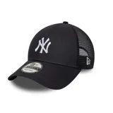 Gorra negra de New Era modelo Homefield 9Forty Trucker Neyyan, con logo de los New York Yankees bordado en blanco en el frente y paneles traseros de malla.