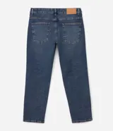 Pantalón de jean corte slim color azul claro con efecto de lavado desgastado. Cuenta con cierre frontal con botón, pasadores para cinturón y bolsillos funcionales.