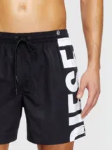 Short de baño Diesel color negro con logo de la marca estampado en letras grandes blancas en el lateral izquierdo. Cuenta con cintura elástica con cordón de ajuste.