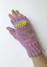 Mitones tejidos a mano con lana poliéster color lila y detalles en acrílico.