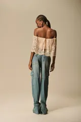 Jean cargo de tiro medio, con fit relajado y pierna recta y suelta. Presenta bolsillos laterales con tapa y hebillas ajustables en los bajos. Confeccionado en denim suave con lavado vintage.