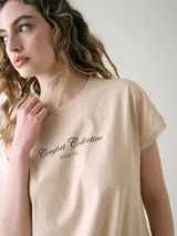 Remera para dormir de manga corta dolman, de algodón rojo con estampado frontal que dice 'Comfort Collective SINCE 2001', escote redondo y bajo ajustable con cordón.