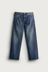 Jeans regular fit de corte recto confeccionados en denim de algodón, con efecto lavado, cinco bolsillos y cierre frontal con cremallera y botón.