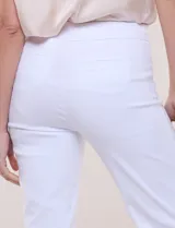 Pantalón capri blanco de estilo sastrero, tiro alto y calce ajustado, con cintura elástica ancha y bolsillos frontales funcionales.