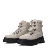 Botas de mujer estilo borceguí en color negro, con sistema de acordonado mediante ganchos metálicos y cuello acolchado. Poseen una suela track de plataforma robusta y están confeccionadas en material sintético.