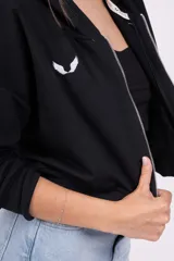 Campera corta color crema con cierre frontal, cuello mao y logo bordado en el pecho.