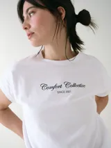 Remera para dormir de manga corta dolman, de algodón rojo con estampado frontal que dice 'Comfort Collective SINCE 2001', escote redondo y bajo ajustable con cordón.