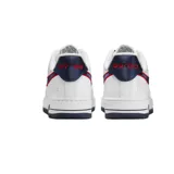 Championes Nike Air Force 1 '07 de corte bajo, color blanco con detalles en azul marino y rojo. Presentan el icónico diseño de la silueta con perforaciones en la puntera, suela de goma con tecnología Air y un gráfico de mano en el talón.