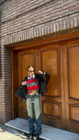 Pantalón de jean azul con efecto lavado, corte recto y tiro medio.