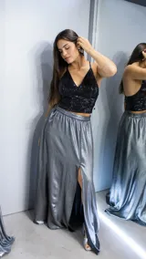 Falda larga plateada de corte evasé con tajo lateral.