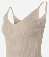 Blusa musculosa de punto canelado con hilo metalizado, escote en V y tirantes finos. Presenta un acabado brillante y un ajuste al cuerpo.