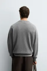 Jersey de punto de cashmere con corte regular fit, cuello redondo y manga larga. Presenta acabados en rib en puños y ruedo.