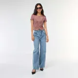 Camiseta de encaje color marrón con cuello redondo y mangas cortas.