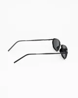 Lentes de sol negros con cristales polarizados y protección UV400. Montura liviana y cómoda con terminaciones de calidad.