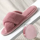 Pantuflas de estar por casa con diseño de bandas cruzadas, confeccionadas en material sintético de pelo largo y suave. Poseen suela de goma con plantilla acolchada.